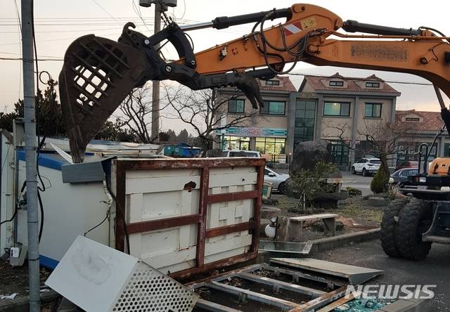 굴삭기로 ATM기를 쓰러뜨린 사건 현장 모습. (사진=피해자 제공)