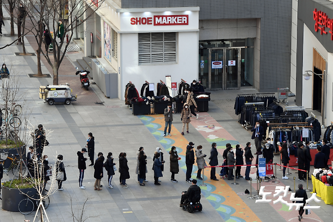 지난해 2월 시민들이 마스크를 구매하기 위해 줄서 기다리고 있다. 황진환 기자