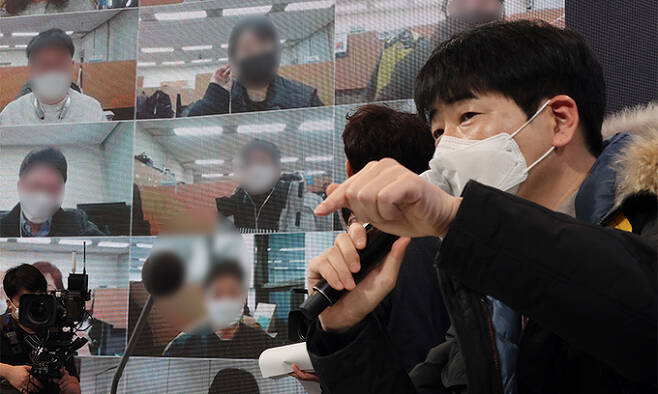 지난 17일 청와대 춘추관 기자회견장에서 탁현민 의전비서관이 리허설을 진행하고 있다. 연합뉴스