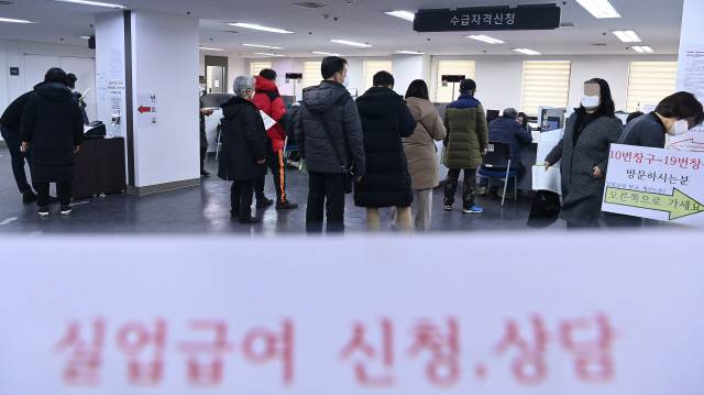 지난 13일 오전 서울 마포구 서울서부고용센터를 찾은 실업급여 수급 대상자들이 실업급여 지급을 신청하고 있다./오승현기자 2021.01.13