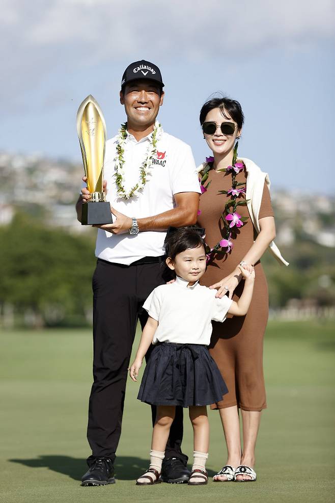 케빈 나가 18일 PGA 투어 소니오픈서 우승한 뒤 아내 줄리안, 딸 소피아와 함께 기념 촬영을 하고 있다.AFP|연합뉴스