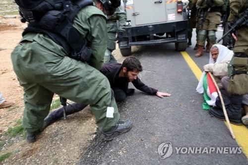 서안지구 정착촌 반대 시위에 나선 팔레스타인인들을 체포하는 이스라엘군 [epa=연합뉴스 자료사진]