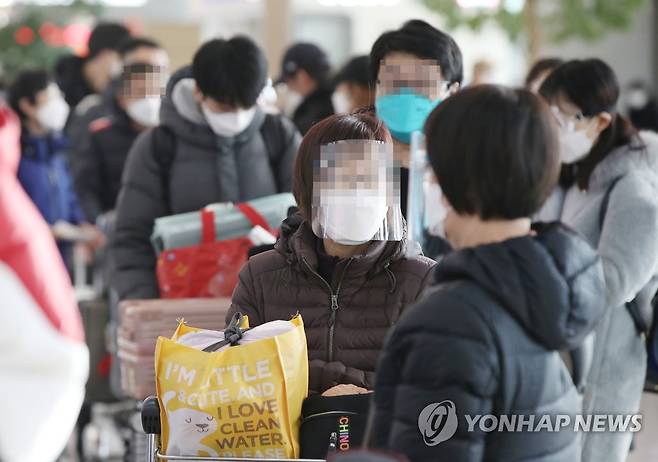 탑승 수속 기다리는 출국자들 (영종도=연합뉴스) 김도훈 기자 = 14일 오전 인천국제공항 1터미널에서 중국 옌타이행 출국자들이 출국 수속을 밟기 위해 대기하고 있다 2021.1.14 superdoo82@yna.co.kr