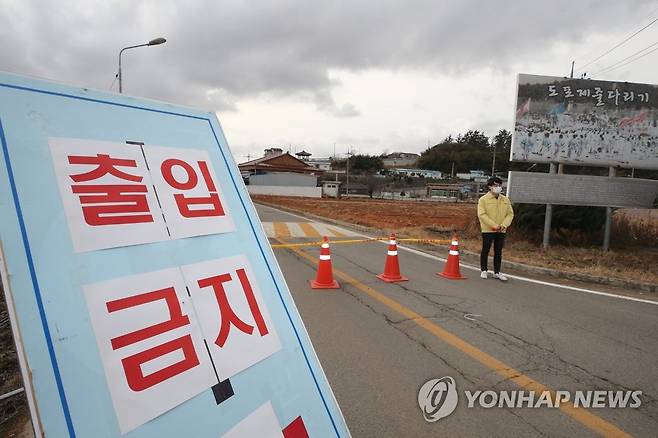 마을 집단감염에 출입 통제 (영암=연합뉴스) 천정인 기자 = 15일 오후 전남 영암군 도포면 한 마을의 진출입로가 통제돼 있다. 이 마을에선 전날부터 이날 오후까지 모두 11명의 신종 코로나바이러스 감염증(코로나19) 확진자가 발생했다. 2021.1.15 iny@yna.co.kr