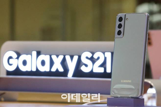 삼성전자 ‘갤럭시S21’ 사전예약이 시작된 15일 오후 서울 서초구 삼성딜라이트에 제품이 전시돼 있다. (사진=이영훈 기자)