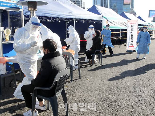 [이데일리 김태형 기자] 서울 중구 서울역 앞 광장에 마련된 신종 코로나바이러스 감염증 임시 선별검사소에서 의료진들이 검사를 하고 있다.