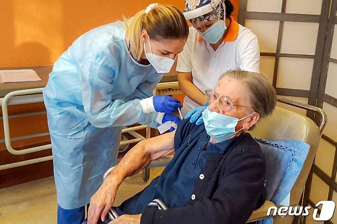 19일 이탈리아 밀라노에서 백신을 맞은 파티나 네그리니(108)가 최고령 백신접종자가 됐다. © AFP=뉴스1