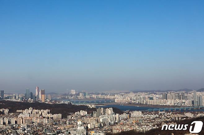 올해의 마지막 날인 31일 서울 도심 위로 파란 하늘이 펼쳐져 있다. 2020.12.31/뉴스1DB