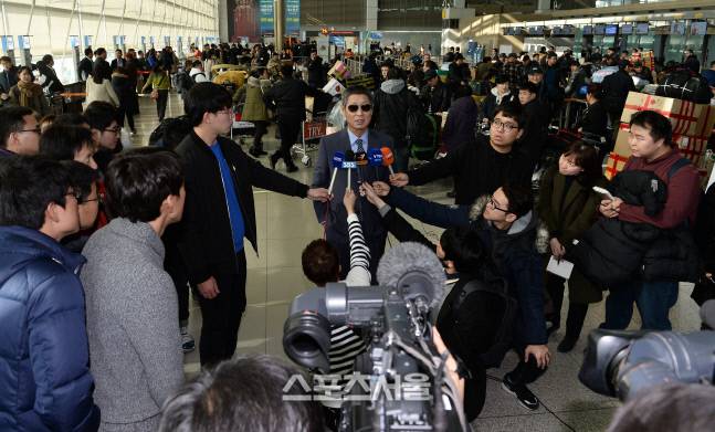 전 한화 김성근(가운데) 감독이 15일 인천국제공항에서 일본으로 전지훈련을 떠나기 전 출국장에서 취재진과 인터뷰를 하고 있다. 박진업기자 upandup@sportsseoul.com