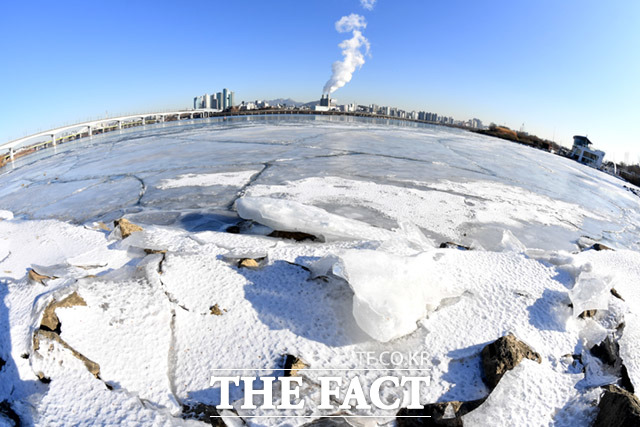 중부지방에 한파특보가 발효된 19일 오전 서울 영등포구 여의도인근 한강에 얼음이 얼어있다. /임세준 기자