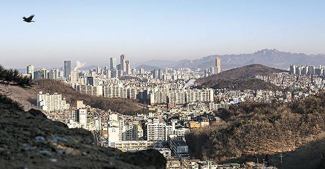 옛 수재민촌이던 관악산 북쪽 기슭에서 바라본 북한산. /유창우 영상미디어 기자