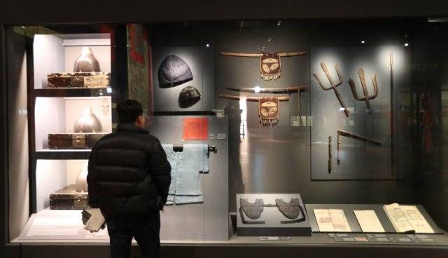 갑주함, 투구싸개, 호액(겨드랑이 부분을 별도로 보호하기위해 착용하는 갑옷의 부속품), 어피 칼집을 갖춘 환도, 날이 세갈래로 나뉜 당파창 머리, 작은 깃발을 다는 기창.