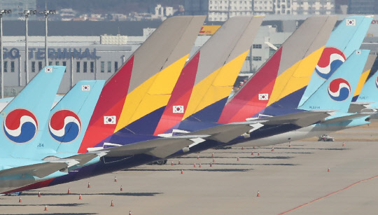 지난 6일 오후 인천국제공항에서 주기장에 대한항공과 아시아나항공 여객기가 세워져 있다. <연합뉴스>