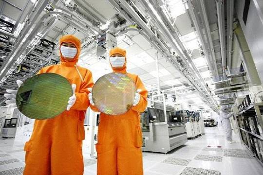 SK하이닉스 직원들이 메모리반도체를 만드는 웨이퍼를 들고 있다. <SK하이닉스 제공>