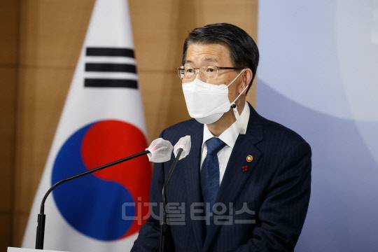 은성수 금융위원장이 지난 18일 서울 종로구 정부서울청사 합동브리핑실에서 2021년 금융위원회 업무계획을 설명하고 있다. (금융위원회 제공)
