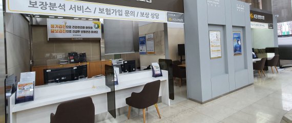 지난 18일 서울 시내의 한 보험복합점포. 증권과 은행 상품을 판매하는 창구에는 상담하는 고객이 있는 반면 보험상품 창구에는 상담고객은 물론 직원도 없어 썰렁하다. 사진=김나경 인턴기자