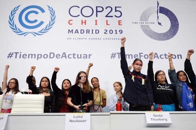 스웨덴의 기후변화 활동가인 그레타 툰베리(오른쪽 넷째)가 2019년 12월9일 ‘제25차 유엔 기후변화협약 당사국총회’(COP25)가 열리고 있는 스페인 마드리드에서 다른 국가 출신의 청년 활동가들과 함께 지구온난화에 대한 즉각적인 대응을 촉구하는 기자회견에 참석하고 있다. 마드리드/AFP 연합뉴스