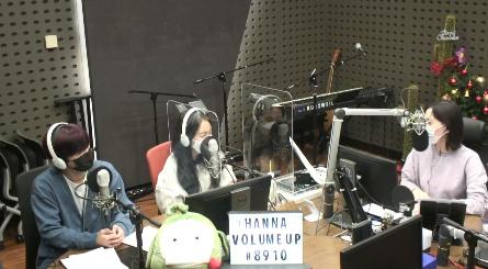김요한 백아연 강한나(왼쪽부터 차례로)가 KBS 쿨FM '강한나의 볼륨을 높여요'에서 입담을 뽐냈다. 보이는 라디오 캡처