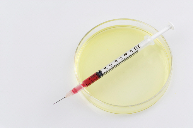 코로나19 감염 환자의 증상이 중증으로 악화할지 예측할 수 있는 간단한 혈액 검사법이 개발됐다./사진=클립아트코리아