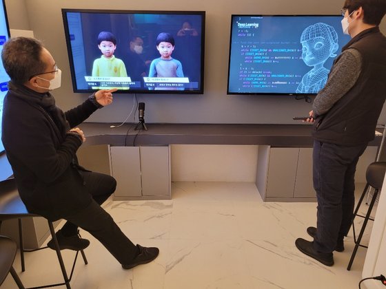 솔트룩스가 개발한 인공지능 챗봇 가람이. 건전한 어린이용 유튜브 데이터를 학습한 가람이(왼쪽)는 착한 말을, 제한 없는 유튜브 내용을 학습한 가람이는 다소 거친 말을 쓴다. 최준호 기자