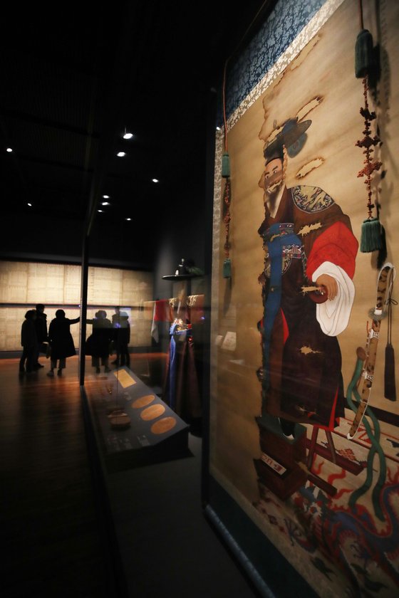 현존하는 어진(왕의 초상화) 중 유일하게 군복을 입고 있는 제25대 국왕 철종의 전신 초상화가 전시된 모습. [연합뉴스]
