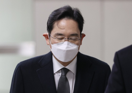 Lee Jae-yong, vice chairman of Samsung Electronics attends the sentencing hearing on the case of the abuse of state authority at the Seoul High Court in Seocho-gu, Seoul on the afternoon of January 18. Yonhap News