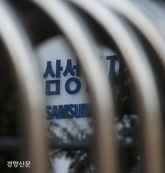 이재용 삼성전자 부회장이 재수감되며 삼성이 비상경영 체제에 들어간 가운데 19일 서울 삼성전자 서초 사옥에 회사 로고가 보이고 있다.    김기남 기자 kknphoto@kyunghyang.com