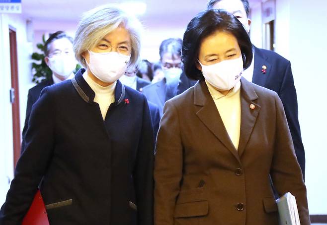 박영선 중소벤처기업부 장관(오른쪽)이 19일 정부서울청사에서 열린 국무회의에 강경화 외교부 장관과 함께 참석하고 있다. 연합뉴스
