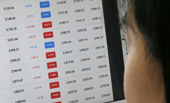 A resident of Seo District, Daejeon, looks at stock prices on Jan. 14. [NEWS1]