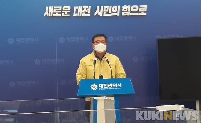 ▲ 19일 대전시 정해교 보건복지국장이 '코로나19' 백신 접종 관련 브리핑을 하고 있다. 