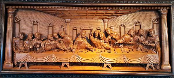 벤허카페에 전시중인 ‘최후의 만찬 나무조각 액자’.