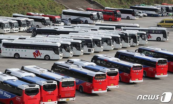 지자체마다 다른 전세·마을버스 지원금 소식에 운수종사자들의 시름이 깊다. 사진은 지난해 10월15일 서울 강남구 탄천주차장에 줄지어 서 있는 전세버스들. 사진 속 버스는 기사내용과 관련 없음. /사진=뉴스1