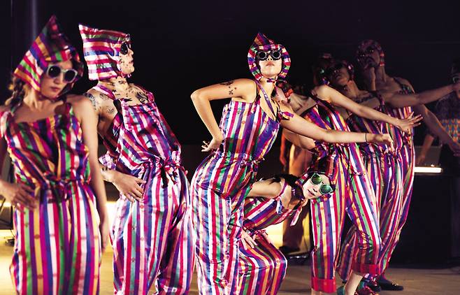 앰비규어스 댄스컴퍼니가 ‘Feel the rhythm of Korea’ 시리즈 중 K헤리티지의 핵심기관 국립무형유산원이 있는 전주를 촬영할 때 선보였던 색동의상.