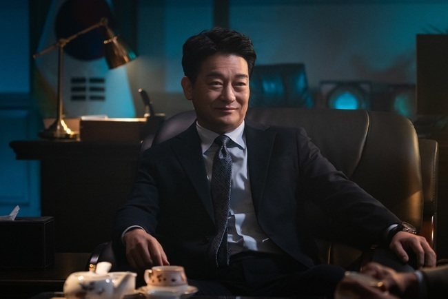 Camera Model, Back View, Fly for the Opening, has been unveiled.SBSs drama, Fly and Go to the Stream (playplayed by Park Sang-gyu/directed by Kwak Jung-hwan) is leaving only two times to the end.With the end-of-the-line confrontation with elite groups continuing in a tight race, Actors Hot Summer Days to decorate the Great America was unveiled on January 19.Fly and change, and the development is not predictable due to repeated reversals.Kim Hyung-chun (Kim Kap-soo), who commands the elite group, was revealed, and the Gaecheon Yongs sought evidence to break him down.Park Tae-yong (Kwon Sang-woo), Park Sam-soo (Jung Woo-sung), and Yoo Kyoung (Kim Joo-hyun), who were persistently tracking the case, succeeded in securing documents to prove his trial transaction.However, the conflict deepened as Park Tae-yong and Park Sam-soo confronted again about the case investigation method.After a hard time, Park decided to hand over the document to Jang Yoon-seok (Jung Woong-in), and Park Sam-soo was angry.The two different values ​​and methods of justice were rushed to the same goal of justice, and it is noteworthy what kind of end will be the rebellion of those who were reckless but warm.Meanwhile, Actors filming site Model, Back View, which burns passion until the end, adds to expectations: Park Tae-yong, who did not stop justice even in the midst of many temptations and crises.Kwon Sang-woo reads the script without any break to capture the authenticity of his.Jung Woo-sung, who completely melted Park Sam-soo for a short time, also fell into the script with amazing concentration.It is also interesting to see the two actors sharing their opinions while trying to match the time of the shooting.The reason why we were able to show the perfect TIKI-TAKA from the first co-work was also possible because of thorough analysis.The hard inner side of Yo Kyoung, who chases the truth, was created through Kim Joo-hyuns intense character exploration, and the delicacy of Jung Woong-in, who rehearsed meticulously until just before shooting, created a non-hate Billon Jang Yoon-seok.Kim Eung-soo, Jo Sung-ha and Kim Kap-soo, who coordinated the tension, also showed off.The extraordinary teamwork of the acting masters who lead the scene with pleasant yet soft charisma is the key to the favorable reception.Actors Hot Summer Days, which plant details on one line and one look, created a scene every moment, which is why they are more waiting for their last confrontation.In the remaining two episodes, the last fight between Park Tae-yong, Park Sam-soo and Yo Kyoung will be held hotly to uncover Cho Gi-su (Jo Sung-ha), Kim Hyung-chuns connection, and corruption of the private school foundation.Above all, Jang Yoon-seoks choice of document to prove Kim Hyung-chuns crime is expected to be a decisive variable to determine the final game.