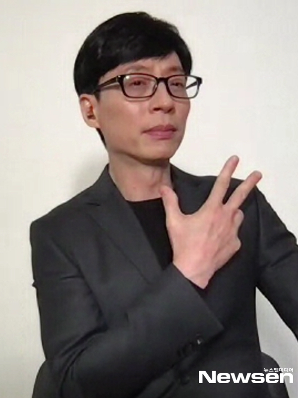 Yoo Jae-Suk poses for the Netflix production presentation of Season 3 Online, which was held online on the afternoon of January 19.