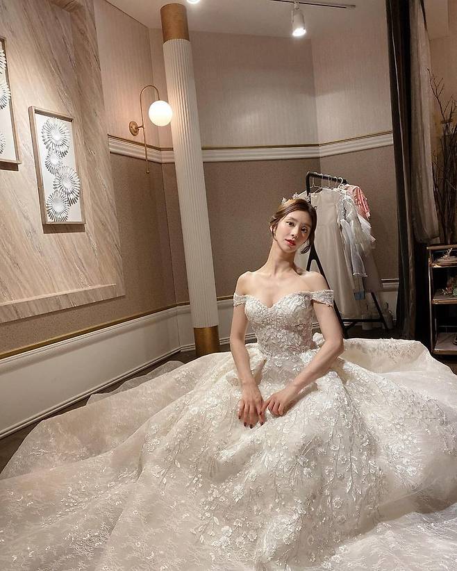Actor Lee Ju-bin showed off his beautiful Beautiful looks.Lee Ju-bin said on January 19th, Only married to my brother Jae-in, I want to live happily in the alcohol bean.I will meet you at 9 oclock today. Lee Ju-bin, who is in the public photo, is staring at the camera wearing a Wedding Dress and showing off his brilliant Beautiful looks.He also showed a couple of photos with Actor Lee Hyun-wook and showed his immersion in the Drama.Meanwhile, Lee played Lee Hyo-ju in the JTBC Drama Do not wear Lipstick, which was first broadcast yesterday. It is broadcast every Monday and Tuesday at 9 pm.