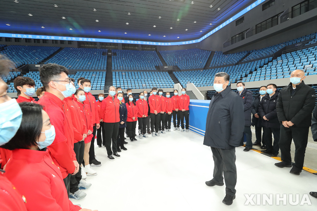[베이징=신화/뉴시스] 18일 중국 시진핑 국가주석이 베이징의 서우두체육관에서 동계스포츠 종목 선수와 코치들과 만나 대화를 나누고 있다. 이날 시 주석은 2022년 베이징 동계올림픽과 동계패럴림픽 개최장소를 방문해 준비 상황을 점검했다. 2021.01.19