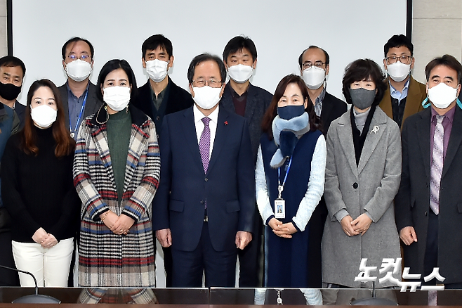 김석준 부산광역시교육감이 19일 오후 교육청 전략회의실에서 다행복교육전문가, 학부모 대표, 교육청 관계자 등 22명이 참석한 가운데 열린 ‘제2기 부산다행복교육추진단 출범식’에서 위원들에게 위촉장을 수여했다(사진=부산교육청 제공)
