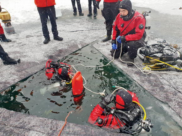 인명 구하러 얼음 속으로… ‘아이스다이빙’ 특별훈련 - 강원 횡성소방서 119 구조대원들이 18일 공근면 학담리 금계천에서 아이스다이빙 수난 구조 특별 훈련을 하고 있다. 구조대원들은 겨울철 잠수 적응과 수난구조기법을 훈련한다.횡성 연합뉴스