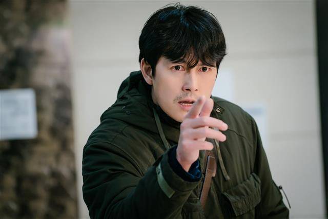 배우 배성우가 하차하게 되자 같은 소속사인 정우성이 ‘날아라 개천용’에 투입돼 망가짐을 불사하는 연기를 선보였지만 화제성을 완전히 끌어올리기에는 역부족이었다.SBS 제공