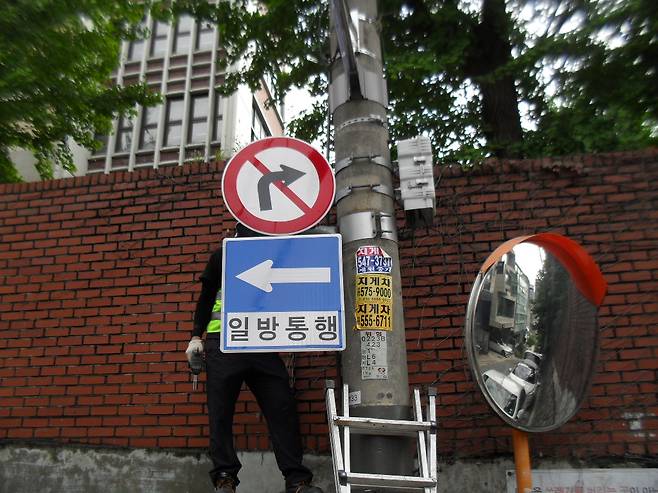 강남구민들 안전하게 - 서울 강남구의 한 도로에서 교통안전시설물 정비작업이 진행되고 있다. 강남구는 올해 교통안전표지판 2000개와 시선유도봉 200개 등 시설물 2200개를 전면 보수·정비해 보행자들의 안전을 강화한다.강남구 제공