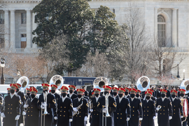 조 바이든 미국 대통령 당선인의 취임을 이틀 앞둔 18일(현시 시간) 워싱턴DC 연방 의사당 앞에서 미군 군악대가 퍼레이드 리허설을 하고 있다./로이터연합뉴스
