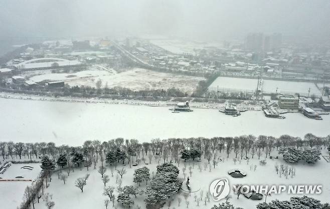 눈 쌓인 춘천 도심 [연합뉴스 자료사진]