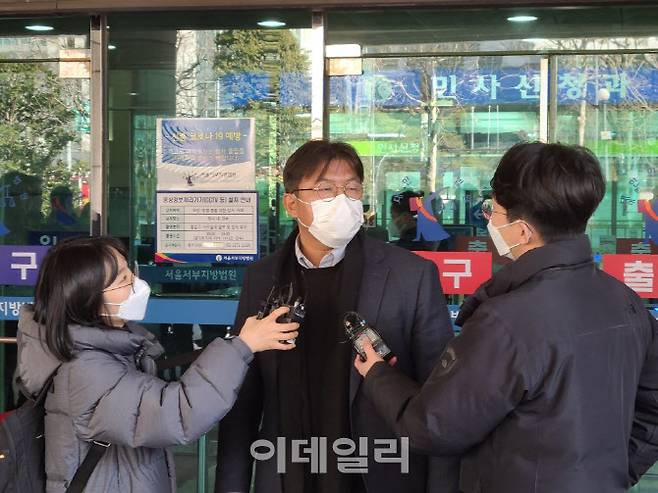 20일 오후 서울 서부지법 앞에서 업무방해 혐의를 받는 연세대 교수 측 설충민 변호사가 취재진의 질문에 답변하고 있다.(사진=이용성 기자)