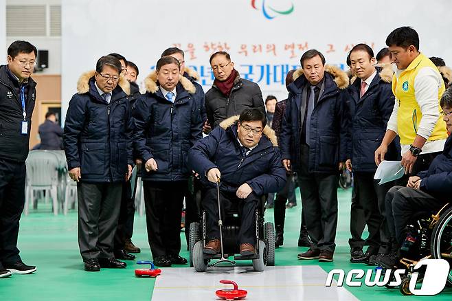 최종길 장애인컬링협회장(사진 앞줄 왼쪽 세 번째) 2018.1.25/뉴스1 (자료사진)