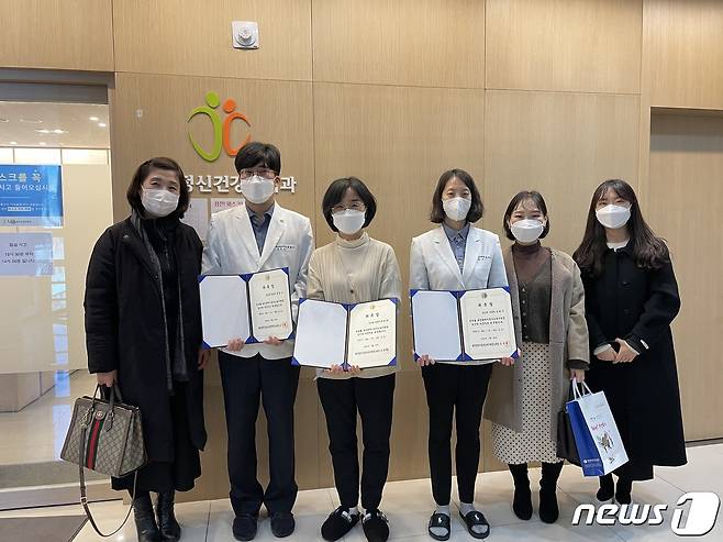 대전동부교육지원청 Wee센터가 2021학년도 정신과 자문의를 위촉했다. 위촉장을 받고 기념사진을 찍고 있는 모습. © 뉴스1