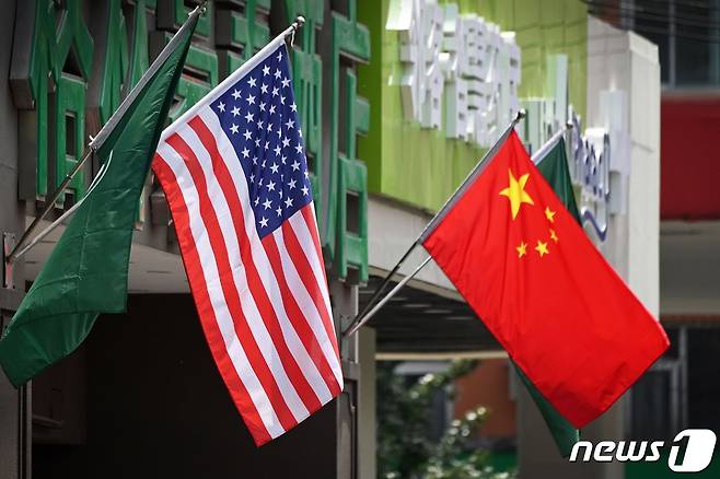 미국 성조기(왼쪽)과 중국 오성홍기. © AFP=뉴스1