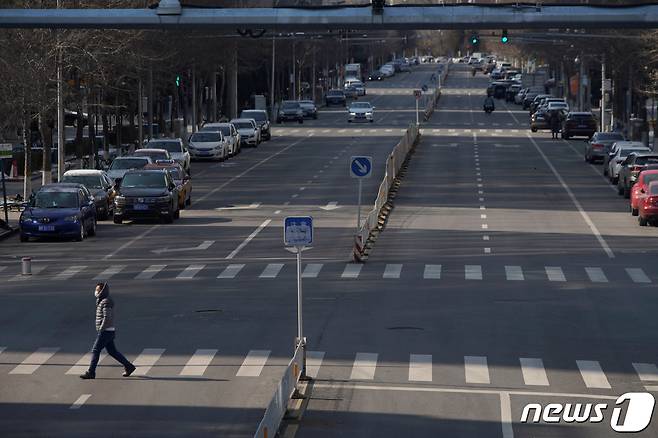 지난해 2월 코로나19 확산으로 텅 빈 중국 베이징 한 거리  <자료 사진> © 로이터=뉴스1 © News1
