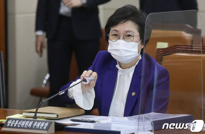 김현 방통위 부위원장은 브리핑에서 3년 조건부 재승인 의결 이유 중 하나로 "MBN이 이사회 의장을 사외이사로 하는 방안을 포함한 경영투명성 방안 및 외주상생방안 등의 추가 개선계획을 제출했다"고 언급한 바 있다. 2020.10.15/뉴스1 © News1 신웅수 기자