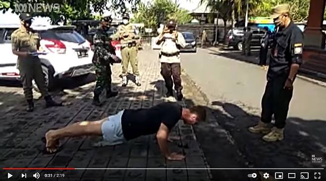 발리에서 마스크를 안쓴 외국인이 '팔 굽혀 펴기' 벌을 받고 있다.-유튜브 호주 ABC뉴스 화면 캡처